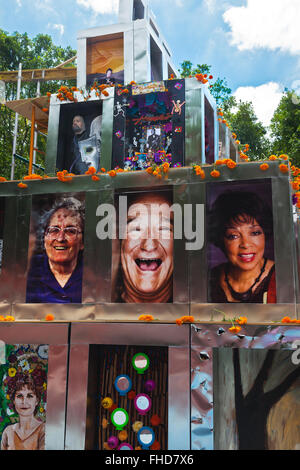 ROBIN WILLIAMS E MAYA ANJELOU nella piramide della morte, un altare pubblico creato dal CALACAS, un gruppo di artisti, per giorno di T Foto Stock