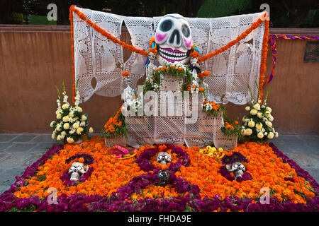 Un altare istituito nel Jardin per onorare i propri cari deceduti durante il giorno dei morti - San Miguel De Allende, Messico Foto Stock