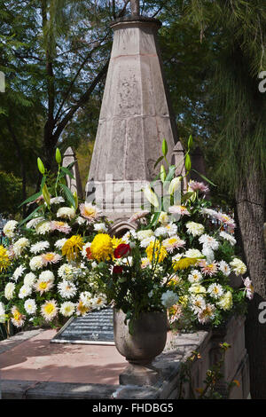 Le tombe sono ricoperti di fiori freschi di benvenuto cari torna a terra durante il giorno dei morti - San Miguel De Allende, MEXIC Foto Stock