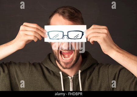 Felice ragazzo cerca con carta disegnata a mano occhiali Foto Stock