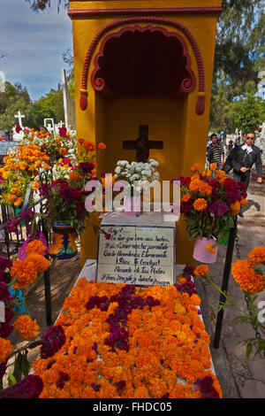 Le tombe sono ricoperti di fiori freschi di benvenuto cari torna a terra durante il giorno dei morti - San Miguel De Allende, MEXIC Foto Stock