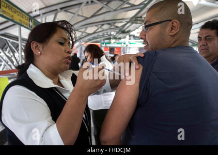 Città del Messico. 24 Febbraio, 2016. Un residente è vaccinato contro il morbillo e la rosolia, durante il 2016 Prima Settimana nazionale della sanità, in corrispondenza di un montante della vaccinazione si trova in una stazione della metropolitana sistema di trasporti pubblici in città del Messico, capitale del Messico, nel febbraio 24, 2016. Secondo la stampa locale, nel 2016 Prima Settimana Nazionale della Salute che viene trattenuto dal febbraio 20 a 26, 42 milioni di azioni preventive saranno effettuate, con l'asse centrale della campagna di vaccinazione contro la poliomielite. © Alejandro Ayala/Xinhua/Alamy Live News Foto Stock