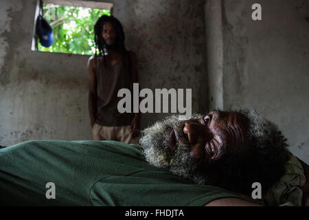 Kingston, Jamaica. Il 3 giugno, 2015. Il leggendario Junior Byles nella sua stanza con il suo amico a Kingston. Lontano nelle colline vicino a Kingston. 'Jah persone' delle leggende viventi del 'roots reggae' e Rastafarians "ortodossi' o meno quelle ortodosse. Kingston, Port Antonio, Montego Bay, colline e montagne. Il vero "radici" Rasta non deve bere alcool, fumo di tabacco, mangiare carne e per la caccia al denaro. Rasta non è circa dreadlocks. © David Tesinsky/ZUMA filo/ZUMAPRESS.com/Alamy Live News Foto Stock