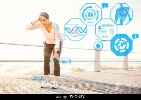 Immagine composita della sudorazione sportivo da donna appoggiata al promenade Foto Stock