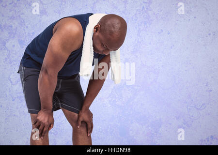 Bello montare uomo nero con asciugamani freschi potabile vitamina acqua  dopo il lavoro duro in palestra Foto stock - Alamy