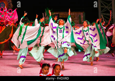 Il DANAJI legenda prestazioni include la danza e il teatro basato su zapoteco e Mixtec storia e avviene durante l'UNIL GUE Foto Stock