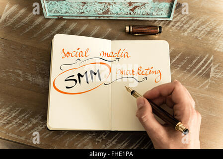 Acronimo di Business SMM come il social media marketing con il testo scritto a mano Foto Stock