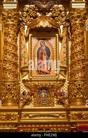 La Vergine di Guadalupe in una cappella laterale all'interno della Santa Domingo Chiesa un grande esempio di architettura barocca - Oaxaca, MEXI Foto Stock