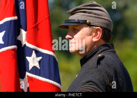 Soldato confederato con bandiera, guerra civile rievocazione, Willamette Missione del parco statale, Oregon Foto Stock