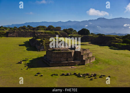 Costruito intorno al 100 A.C. EDIFICIO J è stato utilizzato per il calcolo astronomico e si trova nel Grand Plaza a Monte Alban la Foto Stock