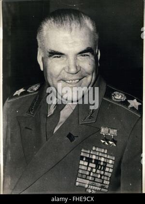 1966 - non può essere confermato o meno Malinovsky Marshall, che è stato colpito da una grave malattia dovuta alla vecchiaia, è vivo o morto. Qui è recente ritratto di lui a 68 anni. Gretcko Marshall è in fase di riempimento la sua posizione durante la sua malattia. Yakovlevich Rodion Malinovsky (novembre 1898 - marzo 1967) era un sovietico comandante militare nella Seconda Guerra Mondiale e il Ministro della difesa dell'Unione Sovietica alla fine degli anni cinquanta e sessanta. Egli ha contribuito al grave sconfitta della Germania alla battaglia di Stalingrado e la battaglia di Budapest. Durante il periodo post-bellico, egli ha reso un contributo di imperniamento alla str Foto Stock