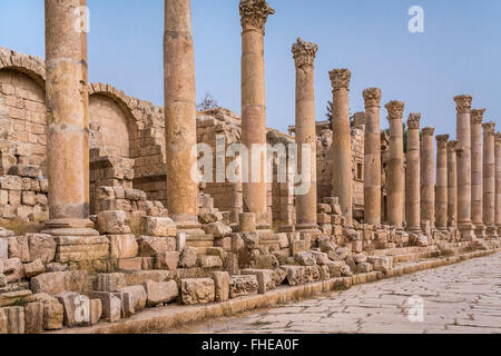 Un colonnato street in rovine archeologiche della città antica di Jerash, Regno Hascemita di Giordania, Medio Oriente. Foto Stock