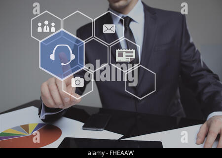 Tecnologia, Internet e networking concetto - imprenditore premendo il pulsante Assistenza tecnica su schermi virtuali Foto Stock