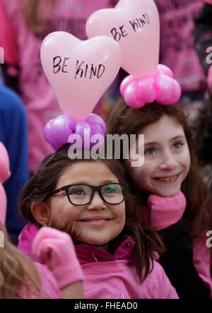 Vancouver, Canada. 24 Febbraio, 2016. I bambini si veste di rosa durante la 'Pink Shirt Day' evento nel centro cittadino di Vancouver, Canada, Feb 24, 2016. Centinaia di persone in abito rosa a le strade del centro cittadino di Vancouver a promuovere il nono annuale "Maglia Rosa giorno" al fine di sensibilizzare e sostenere sforzi volti a porre fine ai comportamenti di bullismo nelle scuole e comunità. Persone indossano in rosa in quel giorno tutto il paese nel supporto anti-bullismo. Credito: Liang Sen/Xinhua/Alamy Live News Foto Stock