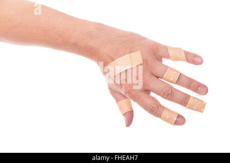 L uomo è incollato a mano un sacco di intonaco medica sul gomito, isolato su bianco, concetto di primo aiuto e ferite Foto Stock