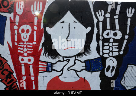 Graffiti pareti coperte in Barrio del Carmen, Valencia Spagna Foto Stock