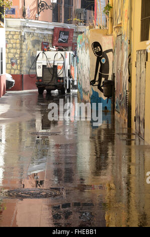 Pulire le strade in Barrio del Carmen, Valencia Spagna Foto Stock