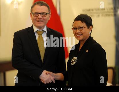 (160225)-- JAKARTA, Feb 25, 2016 (Xinhua) -- indonesiana Ministro degli Esteri Retno Marsudi (R) stringe la mano con il Ministro degli esteri ceco Lubomir Zaoralek durante un incontro bilaterale a Jakarta, Indonesia, Feb 25, 2016. Zaoralek la visita di tre giorni in Indonesia ha lo scopo di legare la cooperazione tra i due paesi nel campo dell'economia, della scienza, dell'educazione e cultura. (Xinhua/Agung Kuncahya B.) Foto Stock