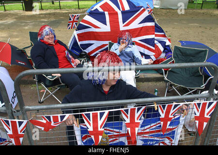 Una famiglia che si accamparono fuori per tutta la notte fuori Buckingham Palace per fissare le migliori posizioni di visualizzazione per i due giorni di Giubileo d oro che le celebrazioni per i 50 anni di regno della regina Elisabetta II. Le celebrazioni hanno avuto luogo in tutto il Regno Unito con il fulcro di una parata e fuochi d'artificio a Buckingham Palace, Regina della residenza di Londra. La regina Elisabetta salì al trono britannico nel 1952 in seguito alla morte di suo padre, il re George VI. Foto Stock