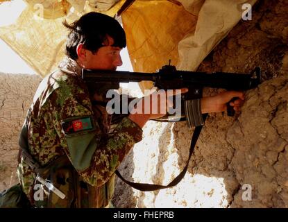 Helmand, Afghanistan. 24 Febbraio, 2016. Un afghano forza di sicurezza stati prende posizione durante una operazione militare nella provincia di Helmand, Afghanistan, Feb 24, 2016. Credito: Abdul Aziz Safdari/Xinhua/Alamy Live News Foto Stock