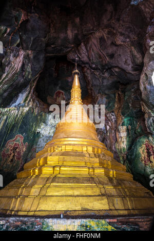 Pagoda, statue di Buddha Kaw ka Thawng grotta nei pressi di Hpa-an, Karen o Stato di Kayin, MYANMAR Birmania Foto Stock