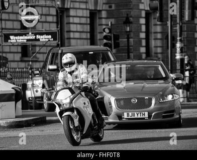 Scorta di polizia per il ministro del governo in viaggio da 10 Downing Street al Parlamento lungo Whitehall Foto Stock