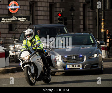 Scorta di polizia per il ministro del governo in viaggio da 10 Downing Street al Parlamento lungo Whitehall Foto Stock