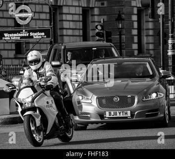 Scorta di polizia per il ministro del governo in viaggio da 10 Downing Street al Parlamento lungo Whitehall Foto Stock