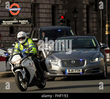 Scorta di polizia per il ministro del governo in viaggio da 10 Downing Street al Parlamento lungo Whitehall Foto Stock