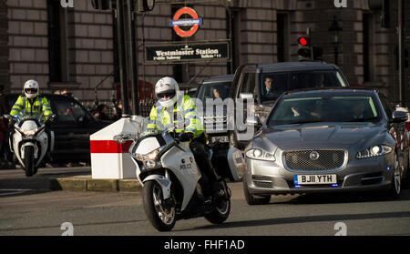 Scorta di polizia per il ministro del governo in viaggio da 10 Downing Street al Parlamento lungo Whitehall Foto Stock