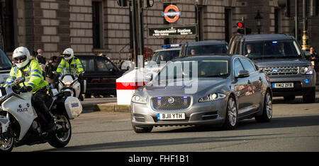 Scorta di polizia per il ministro del governo in viaggio da 10 Downing Street al Parlamento lungo Whitehall Foto Stock