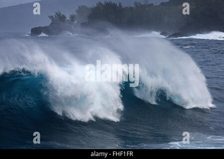 Mare, wave, sea spray presso la spiaggia di Anse des Cascades vicino a Piton Sainte-Rose, Réunion Foto Stock