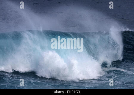 Mare, wave, sea spray presso la spiaggia di Anse des Cascades vicino a Piton Sainte-Rose, Réunion Foto Stock