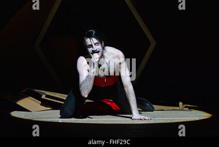 Weimar, Germania. 24 Febbraio, 2016. Fridolin Sandmeyer come Euphorion ripete una scena da 'Faust, parte due" di Johann Wolfgang von Goethe sul palco del German National Theatre di Weimar, Germania, 24 febbraio 2016. Dopo 8 anno di pausa, il teatro di Weimar è ancora una volta messa in scena una produzione di Goethe 'Faust II." Il teatro del regista Hasko Weber è dirigere il pezzo che anteprime il 27 febbraio 2016. Foto: MARTIN SCHUTT/dpa/Alamy Live News Foto Stock