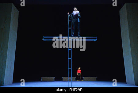 Weimar, Germania. 24 Febbraio, 2016. Lutz Salzmann come Faust e Nora ricerca come Margarethe provano una scena da 'Faust, parte due" di Johann Wolfgang von Goethe sul palco del German National Theatre di Weimar, Germania, 24 febbraio 2016. Dopo 8 anno di pausa, il teatro di Weimar è ancora una volta messa in scena una produzione di Goethe 'Faust II." Il teatro del regista Hasko Weber è dirigere il pezzo che anteprime il 27 febbraio 2016. Foto: MARTIN SCHUTT/dpa/Alamy Live News Foto Stock