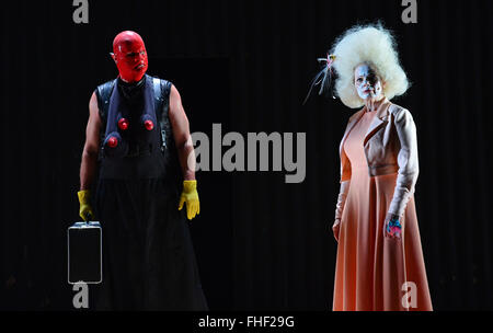 Weimar, Germania. 24 Febbraio, 2016. Sebastian Kowski come Mephisto e Elke Wieditz come Helena provano una scena da 'Faust, parte due" di Johann Wolfgang von Goethe sul palco del German National Theatre di Weimar, Germania, 24 febbraio 2016. Dopo 8 anno di pausa, il teatro di Weimar è ancora una volta messa in scena una produzione di Goethe 'Faust II." Il teatro del regista Hasko Weber è dirigere il pezzo che anteprime il 27 febbraio 2016. Foto: MARTIN SCHUTT/dpa/Alamy Live News Foto Stock