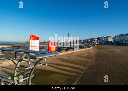 Blackpool, Regno Unito. Il 25 febbraio 2016. notizie meteo. Si tratta di un bel mattino cercando lungo la passeggiata di Blackpool questa mattina. Credito: Gary Telford/Alamy live news Foto Stock