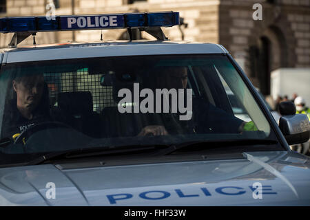 La Metropolitan Police Range Rover scortare il governo convoglio ministeriale da 10 Downing Street al Parlamento europeo Foto Stock