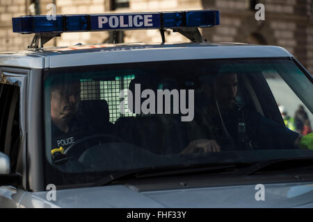 La Metropolitan Police Range Rover scortare il governo convoglio ministeriale da 10 Downing Street al Parlamento europeo Foto Stock