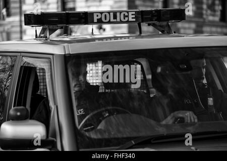 La Metropolitan Police Range Rover scortare il governo convoglio ministeriale da 10 Downing Street al Parlamento europeo Foto Stock