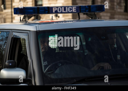 La Metropolitan Police Range Rover scortare il governo convoglio ministeriale da 10 Downing Street al Parlamento europeo Foto Stock