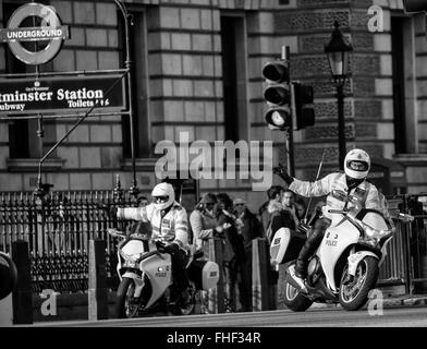 La polizia motociclisti scortare il Ministro del Governo da 10 Downing Street al Parlamento europeo Foto Stock