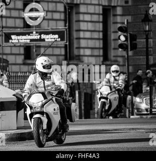 La polizia motociclisti scortare il Ministro del Governo da 10 Downing Street al Parlamento europeo Foto Stock