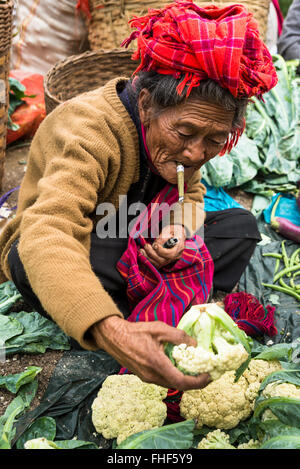 Il fumo donna vende verdure, dal Pao hilltribe, cavolfiore, mercato settimanale, Kalaw, Stato Shan, MYANMAR Birmania Foto Stock