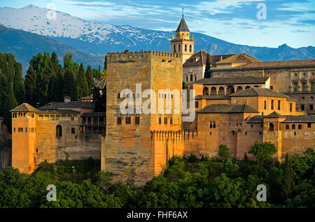 Luce della sera sull'Alhambra, di fronte alle montagne della Sierra Nevada, provincia di Granada, Andalusia, Spagna Foto Stock