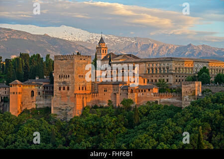 Luce della sera sull'Alhambra, di fronte alle montagne della Sierra Nevada, provincia di Granada, Andalusia, Spagna Foto Stock