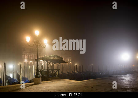 Canal con gondole nella nebbia di notte, Venezia, Veneto, Italia Foto Stock