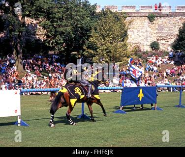 Giostra nel torneo di castello eseguita dall'le notti di Nottingham, Lincoln, Lincolnshire, England, Regno Unito, Europa. Foto Stock