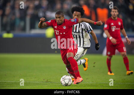Douglas Costa (Bayern), 23 febbraio 2016 - Calcio : UEFA Champions League Round di 16, 1° leg match tra Juventus 2-2 FC Bayern Munchen a Juventus Stadium di Torino, Italia. (Foto di Maurizio Borsari/AFLO) Foto Stock