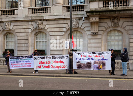 Il Curzon Street, London, Regno Unito - 25 Febbraio 2016: Fuori la Saudi Arabian Embassy a Mayfair una piccola dimostrazione con un altoparlante finalizzata all'attuale Suadi regime arabo. Volantini sono distribuiti con evidenziata la morte per le riprese il 23 febbraio di Hassan Mahmood Abdulla. I manifestanti hanno spiegato che si riuniscono qui ogni settimana su Mercoledì - il foglietto questa settimana ha evidenziato un certo numero di analoghi presunti abusi in Arabia. Credito: Scott Hortop/Alamy Live News Foto Stock